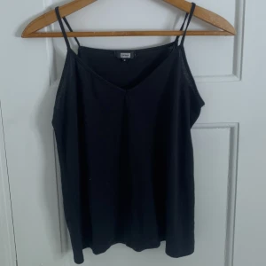 Linne från bikbok - Säljer detta linne från bikbok då de är lite litet på mig. Fint skick, dock lite nopprigt.