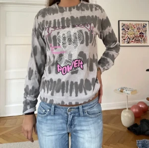 ascool tröja  - Lånad bild! Säljer nu min jättesnygga tunna ”sweatshirt” med ett tryck på. Köpt på plick men aldrig använd, inga defekter! Pris kan diskuteras 💘