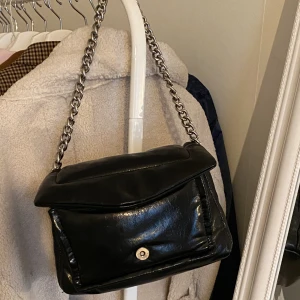 Skin väska från paris  - Fortfarande ny och jätte bra skick köpte den i Paris ord pris 100€ Jag gör fransförlängning hemma för schysta priser hojta gärna till om det är av intresse 😍