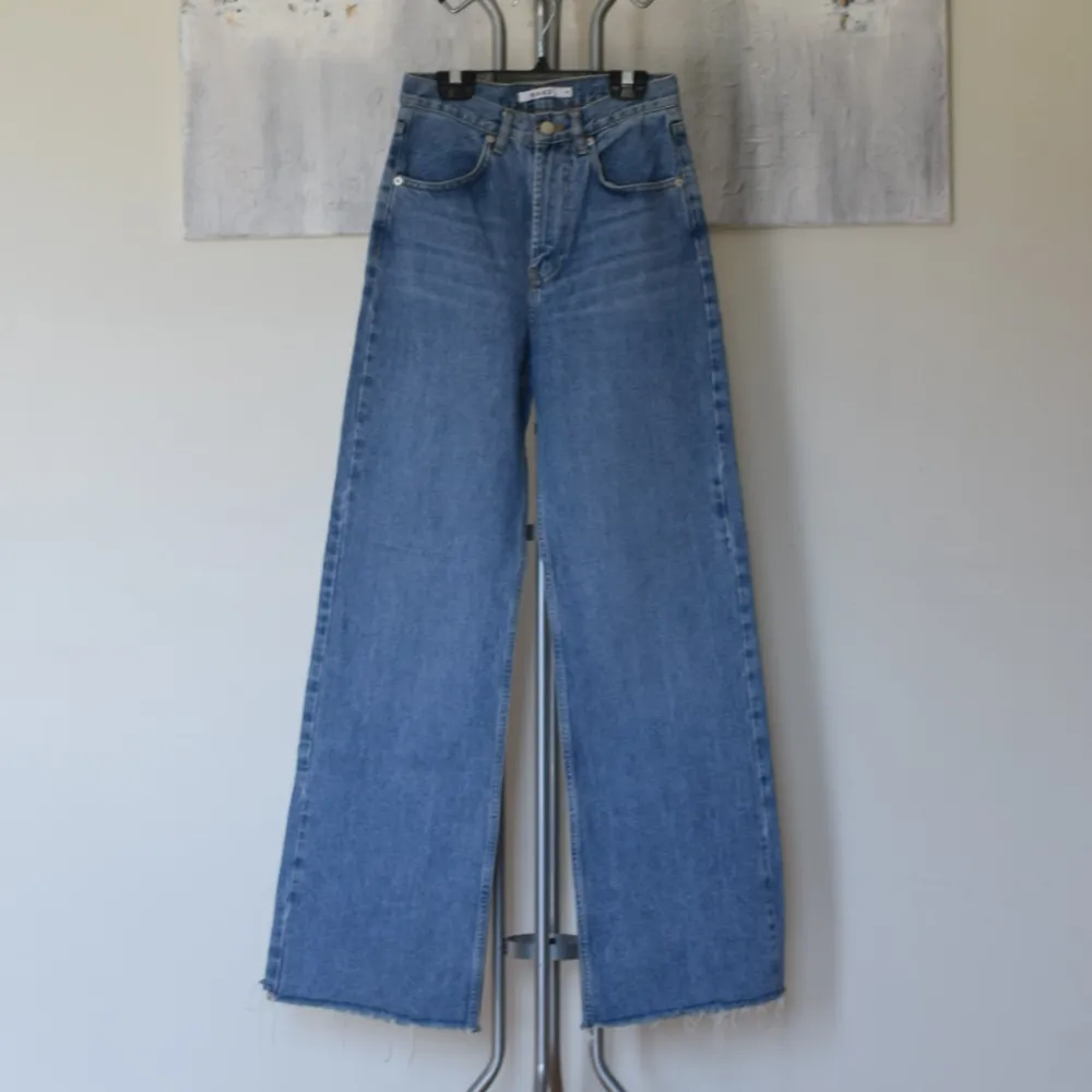 Na-kd wide leg jeans  Strl: 34 (true to size, möjligtvis en liten 36a) Modell: hög midja, vida ben Material: 100% bomull  Skick: använda men i fint skick. Jeans & Byxor.