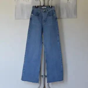 Na-kd wide leg jeans  Strl: 34 (true to size, möjligtvis en liten 36a) Modell: hög midja, vida ben Material: 100% bomull  Skick: använda men i fint skick