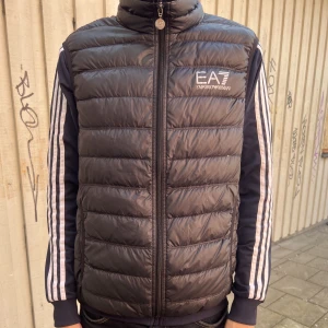 ea7 väst - säljer denna svarta ea7 väst åt min kille i storlek M/L
