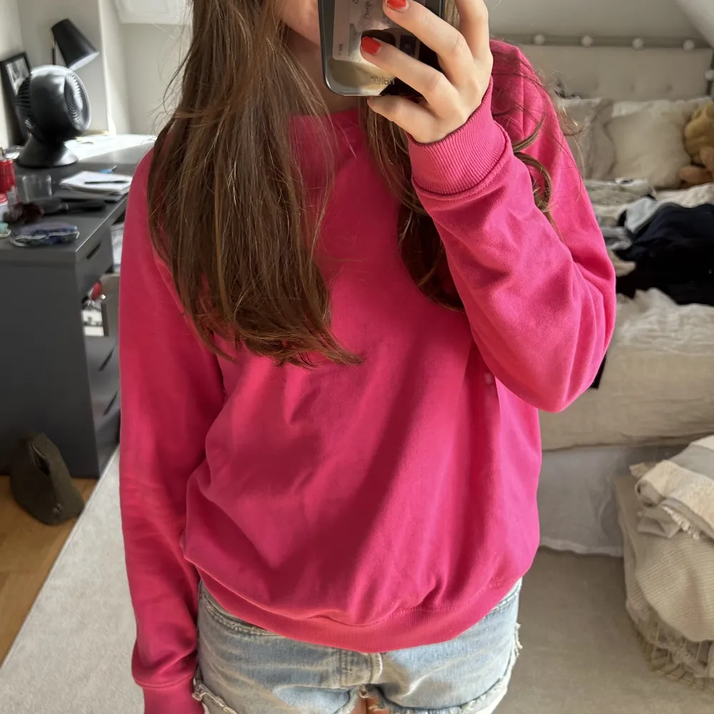 Rosa sweatshirt, superhärlig färg o nästan oandvänd💕. Toppar.