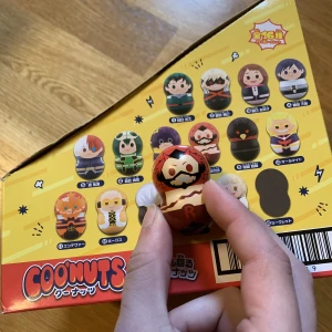 Coo’nuts Kirishima BNHA Minifigur  - En liten coo’nuts figur som står och balanserar - kan knuffas över men ställer sig upp igen! Endast uttagen ur förpackning - nyskick. Kan även bytas mot Dabi eller Shigaraki i samma set.