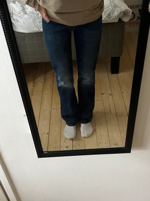 LEVI’S 507 JEANS - Jeans från Levi’s i modell 507. Bra skick, då byxorna inte är använda så mycket. Säljer för att dem är för små för mig. Lågmidjade jeans. Storlek W 26 och L 30 🩷
