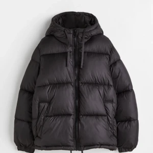 Jacka - Säljer nu min svarta hm vinterjacka som är i fint skick och utan defekter! Kom privat för egna bilder. Nypris 549kr💗