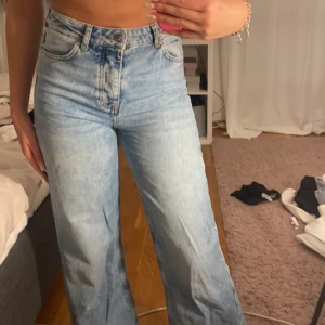 Blåa högmidjade jeans - Fina högmidjade jeans som är vidare nedtill och tightare upptill med en bra passform. Använda få gånger, inga defekter.  Märke okänt. 