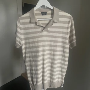 Massimodutti polo tshirt - Storlek small, använd väldigt få gånger (Max 3 gånger)  Kan mötas upp i Stockholm eller frakta