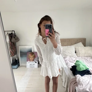 Klänning - Så himla fin och söt klänning! Skulle vara så fin på studenten eller konfirmation 🤍 Jag brukar ha storlek 36/38 och är 170 cm lång!🤍