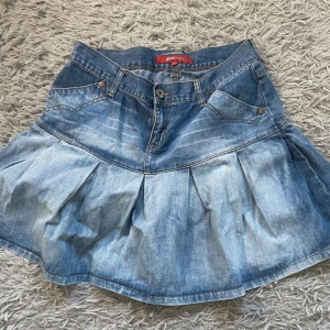 Kjol - Supersöt jeanskjol! Jag brukar ha storlek 36/38 och är 170 cm lång!🤍