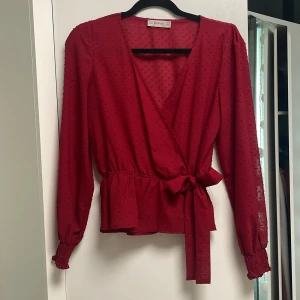 Blus - jordgubbsröd!🍓 - Jättefin röd blus, mycket bra skick. Den är i storlek 38 men passar även för M storlekar också☺️