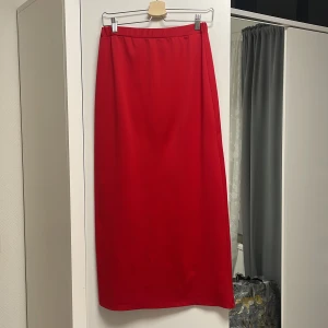 Långkjol - Röd - Röd långkjol i storlek 38 (passar för 36 också). Den är nästan helt ny då jag bara har använd den 2 gånger. 