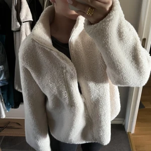 Höstjacka  - Skitsnygg teddyjacka/fleecejacka från Gina tricot, använd en gång därav nyskick! Nypris kring 500-600kr, minns ej