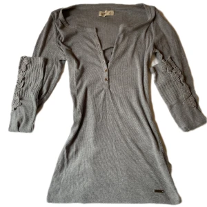 Långärmad ribbad topp - ribbad tröja från hollister med detaljer på armarna och knappar. Älskar den men har inte kommit till användning. Passar xs och s:) Hör av er om ni har några frågor🌟