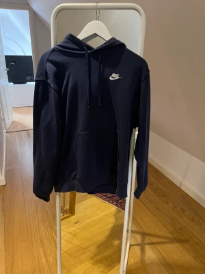 Nike hoodie  - Säljer denna Nike hoodie pga kmr inte t användning. Helt okej skick skulle jag säga. Köpare står för frakt, hör av dig vid frågor! 