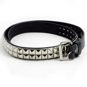 Nitbälte/ skärp med nitar - Säljer mitt bälte med nitar, köpte org för 349 kr. Bältet är i bra skick med alla nitar fast. Priset går att diskuteras💕💞