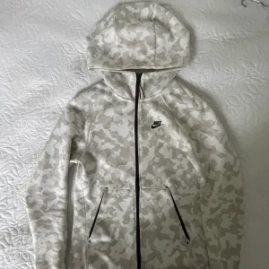 Nike vit camo  - Hela dressen finns storlek M 