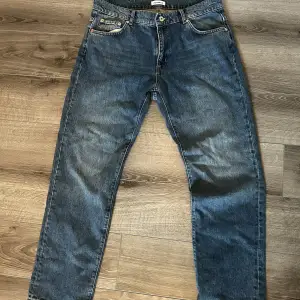 Helt nya woodbird byxor i modellen DOC, köpta på jeansbolaget i gävle nypris 899.