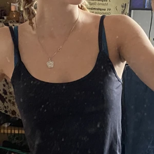 zara linne - ett basic must have svart linne från zara !! superfin passform som passar perfekt på en storlek s-m eftersom att matrialet är mycket stretchigt! 