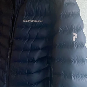 Peak performance dunjacka - Mörkblå dunjacka sparsamt använd