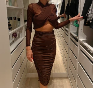 Top och kjol set - Säljer detta setet, nyskick och väldigt fin (pris kan diskuteras)💞