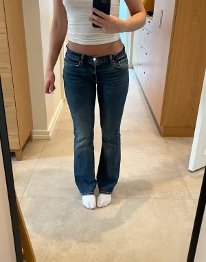 Lågmidjade mörkblå jeans - Låga mörkblå jeans från gina tricot. Bra skick. Är 173 lång. 
