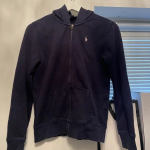 Ralph Lauren tröja - Säljer denna fina koftan från raplh lauren. Storlek 164, passar xxs,xs och S. 