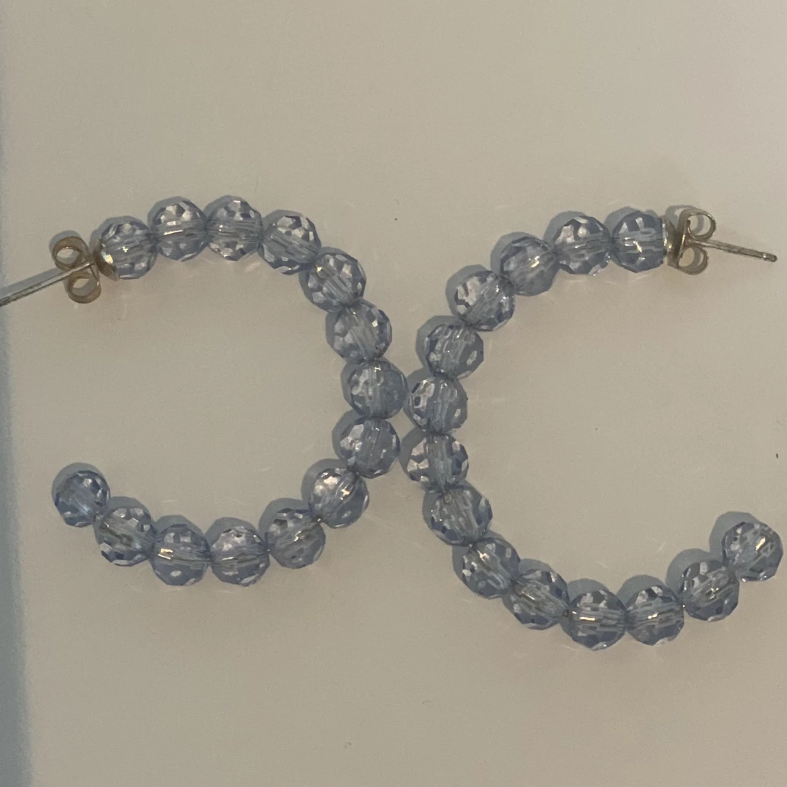 Blå plast pärlörhängen