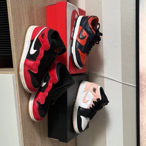 Jordans / dunks  - Nike dunk champ colours storlek 36 med orginal låda / pris 1000  Jordan 1 mid artic/ white orange-black. storlek 35.5. Med orginal låda / pris 900  Jordan 1 mid Christmas se. storlek 38 ingen låda / pris 700