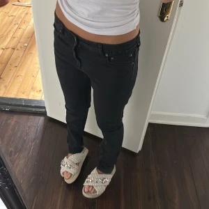 Lågmidjade jeans  - Super snygga och lågmidjade jeans från weekday! Långa på mig som är 170💕💕