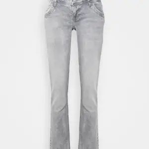Säljer dessa ltb jeans i modellen jonquil storlek 25/30 kan också tänka mig att byta mot valerie 🥰🥰