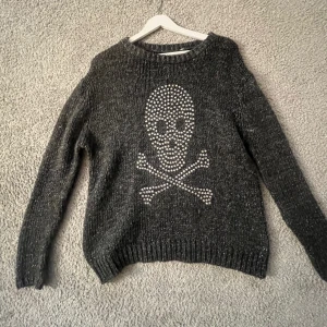 Stickad tröja  - Supersnygg stickad tröja med coolt tryck på💓💓