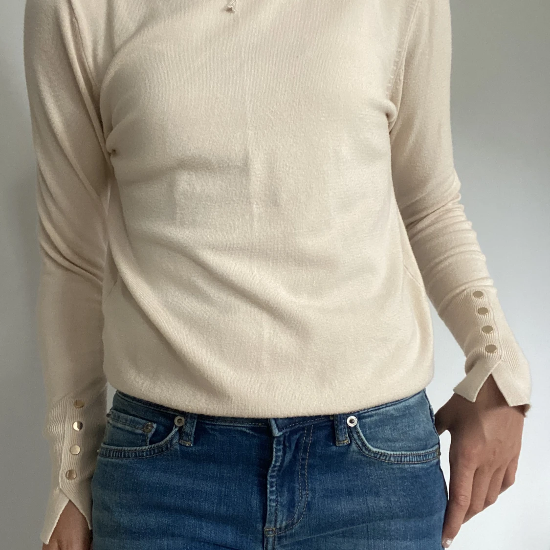 Beige tröja med guldknappar  - 90