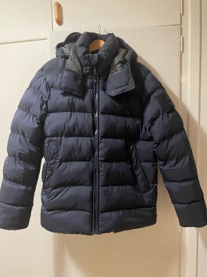 G-Star Whistler vinterjacka - Hej, säljer min 2 månads använda vinterjacka som i princip är i helt ny skick. Jackan är jätte varm och härlig, helt vattentät också såklart och generellt 10/10. Nypris ligger på ca 2250kr. Jackan är i extremt mörk marinblå så nästan svart:)