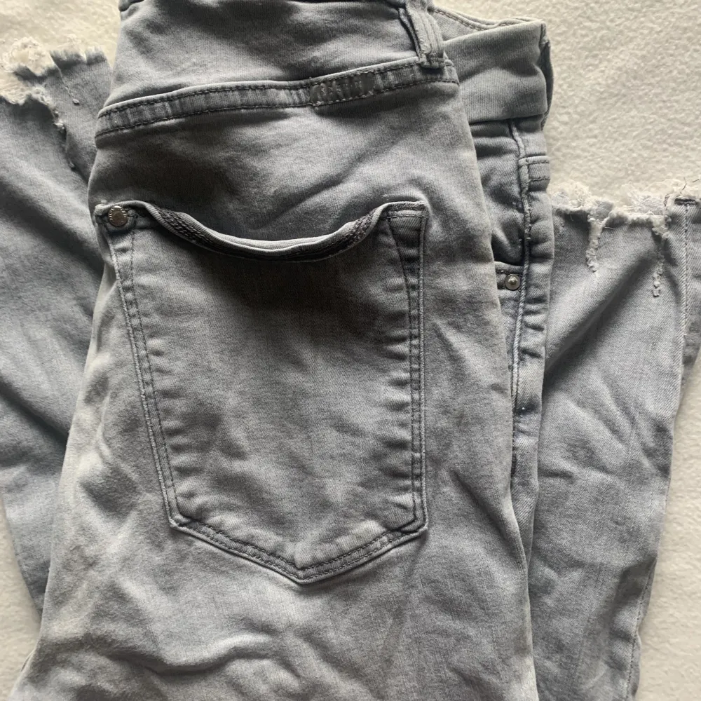 Säljer dessa gråa jeansen i strlk 146/154 från h&m. Jeans & Byxor.