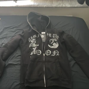 Aim for the moon full zip - Jag beställde den här i M och den var för liten. Aldrig använt och zippern funkar exakt som den ska. Alla stenar är på och den är oanvänd. Pris går att diskuteras och jag betalar för frakt. Original pris var ungefär 850.