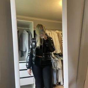 Jacka - Svart glansig vinterjacka i storlek S, bra skick!🤍