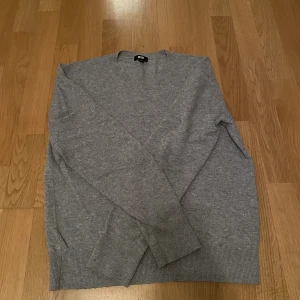Grå Cashmere crew neck - Varan passar storlek 160, tröjan är xs men har blivit xxs (vuxenstorlek) pågrund av krympning i tvätt. Materialet är fortfarande i bra skick som ny!