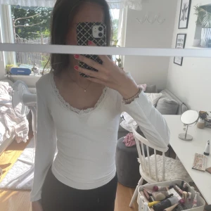 Vit långärmad tröja - Super söt tröja som tyvärr inte kommer till användning längre