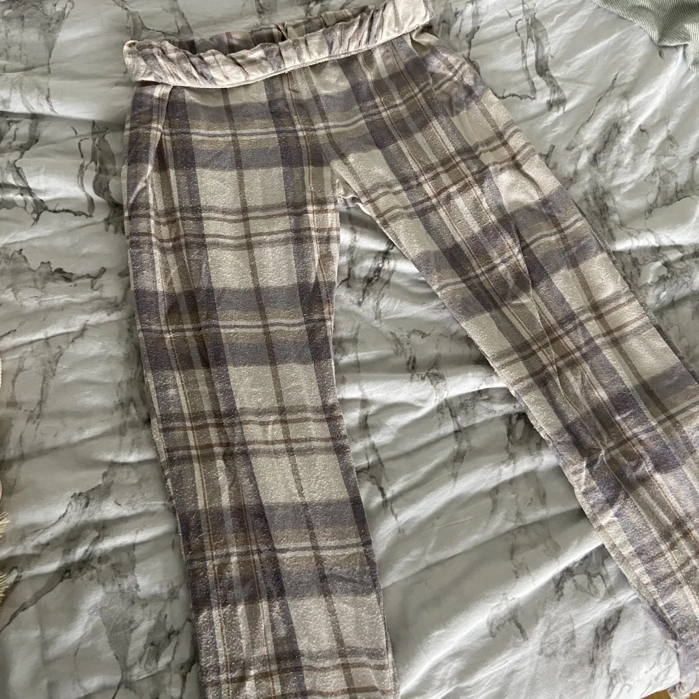 Pyjamasbyxor köpta på gekås, något noppriga, nedvikta en gång på bilden så typ midwaist 🫶. Jeans & Byxor.