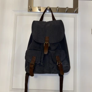 Ryggsäck - Ryggsäck med två ytterfickor och tre innerfickor