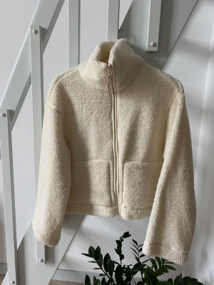 Vit teddyjacka - Vid Teddy jacka i storlek M, men passar mig som har storlek S. Aldrig använd!