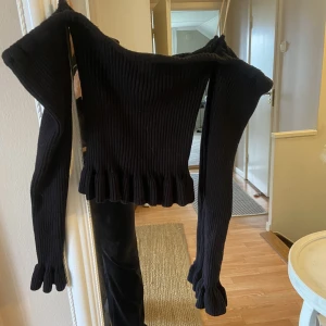 Off shoulder  - stickad off shoulder från shein med volanger i storlek L skulle säga mer M