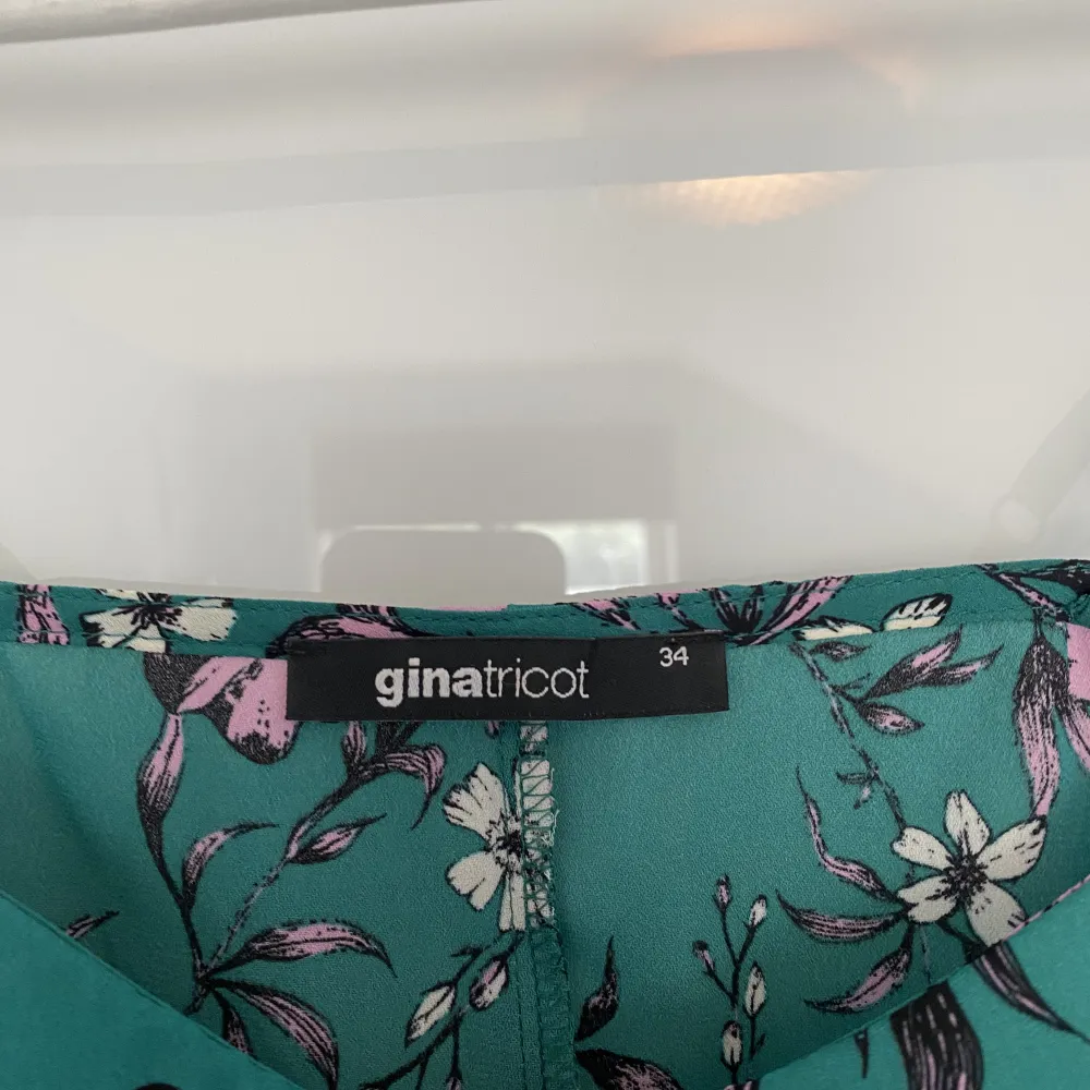 Grönt/blommigt linne från Gina tricot💚💜. Toppar.