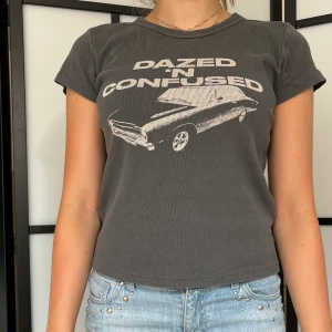 Grå T-shirt  - Säljer Dena gråa T-shirt från brandy melville som har tryck 