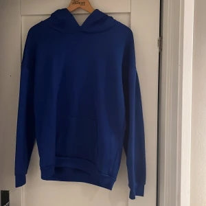 Blå hoodie - Blå hoodie i storlek M. Helt oanvänd.