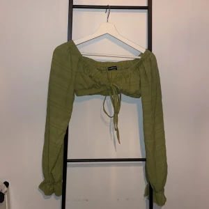 Fin sommartopp - Långärmad magtröja med knytning i fram. Storlek XS Oanvänd.