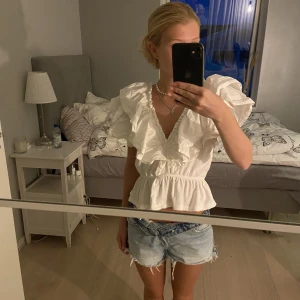 Zara topp - En jättefin zara topp jag knappt använt! Väldigt fint skick. Är i strl s men funkar till m också 😍