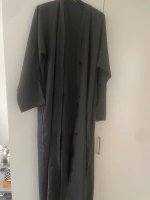Abaya / haftan - Helt ny aldeig använd . Finns i storlek 60 och i 3 olika färger (; kan posta om det skulle önskas 