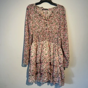 Klänning  - Blommig kort klänning från zara